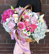 Цветочная композиция из Розы, Хризантемы, Пионы и Лизиантусы в корзине в Гигирево