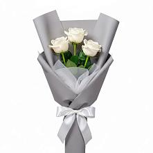 Букет 3 белые розы в Гигирево