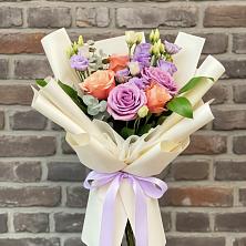 Букет цветов из:  Лизиантусы и Розы в Гигирево