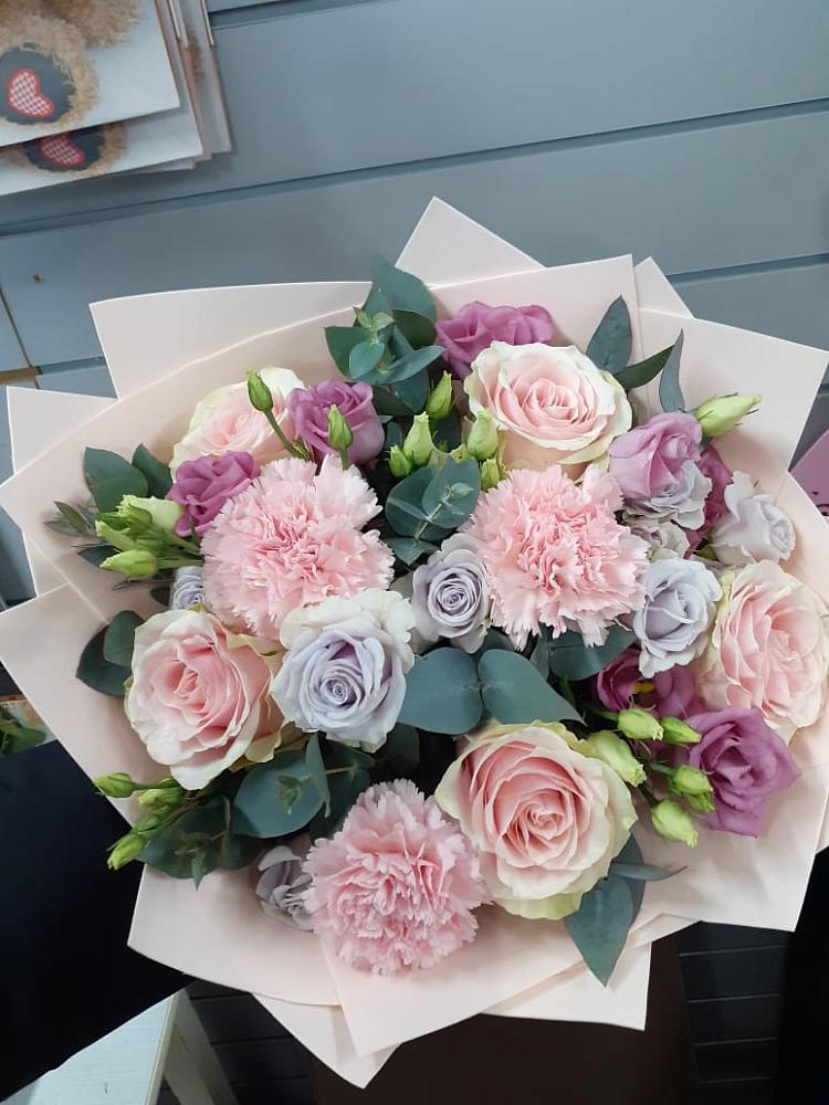 Букет цветов из: Розы, Гвоздики и Лизиантусы в Гигирево